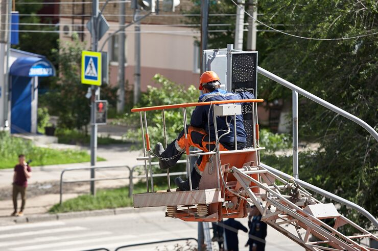 installation traffic light lift afternoon city syzran russia 125307 273